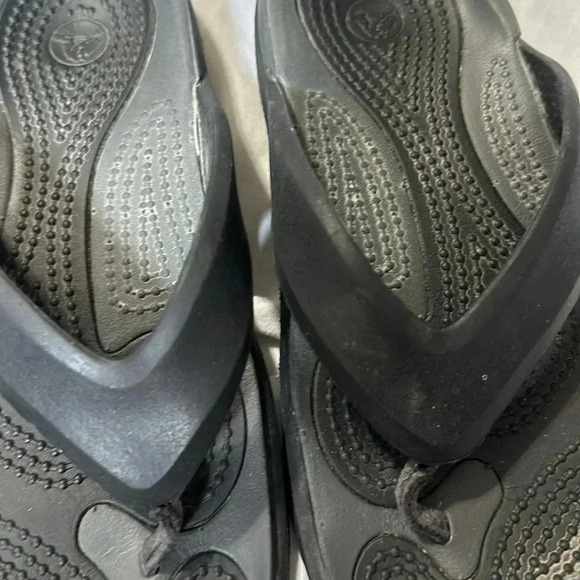 Crocs slip on flips flops / sandals size 6 women’s 2 pairs black and pink - Picture 7 of 8